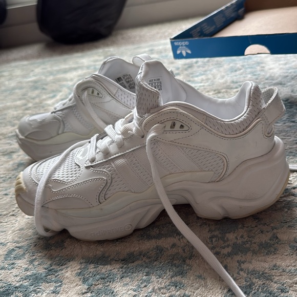 Adidas Originals Magmur Women’s White Runner Size 6.5 (runs large) - Picture 1 of 8